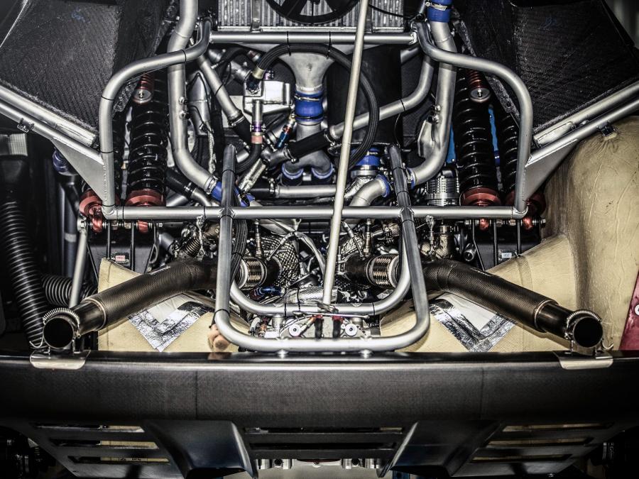 Моторный отсек Peugeot 2008 DKR 2015 года  (фото 8 из 29)